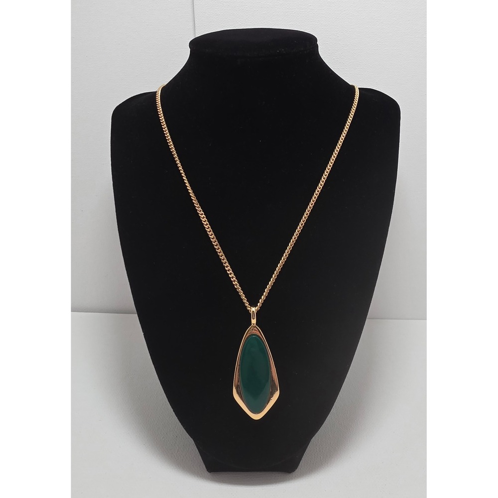 Sarah Coventry Vintage Gold Tone Green Cabochon Pendant Necklace 24 Inch Chain